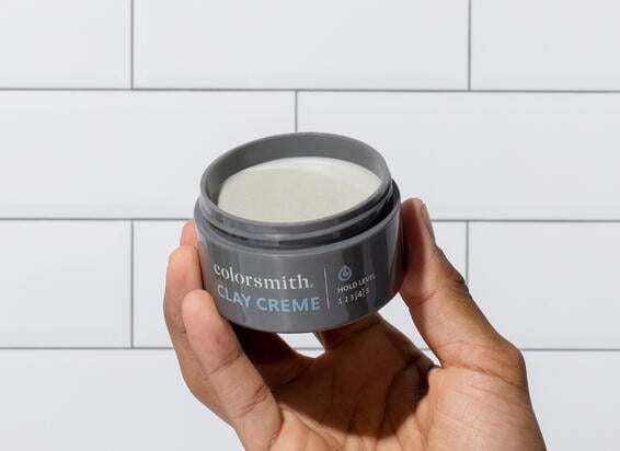 applicare la crema all'argilla sui capelli