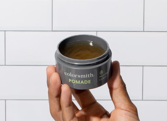 applicare la pomata sui capelli