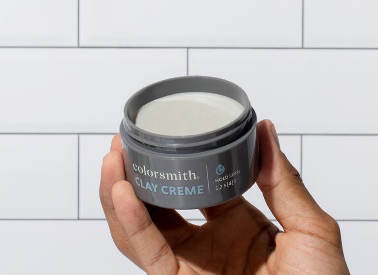 applicare la crema all'argilla sui capelli